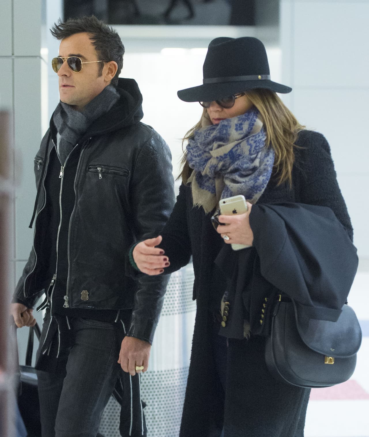 Su regalo de bodas para los recien casados fue una hermosa canción escrita para ellos.