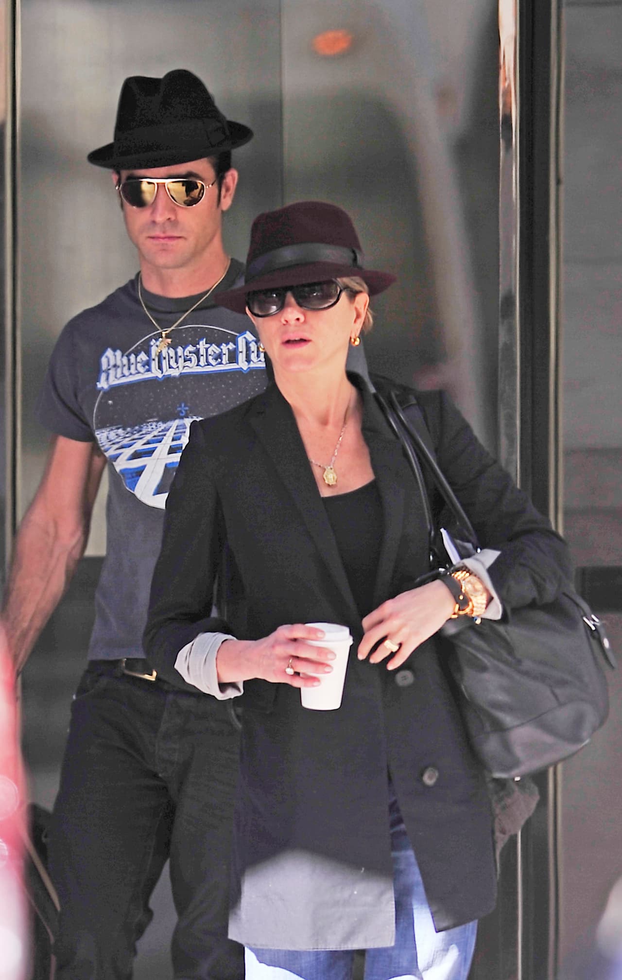 También menciona que los actores llegaron a un acuerdo prenupcial de 170 millones de dólares.