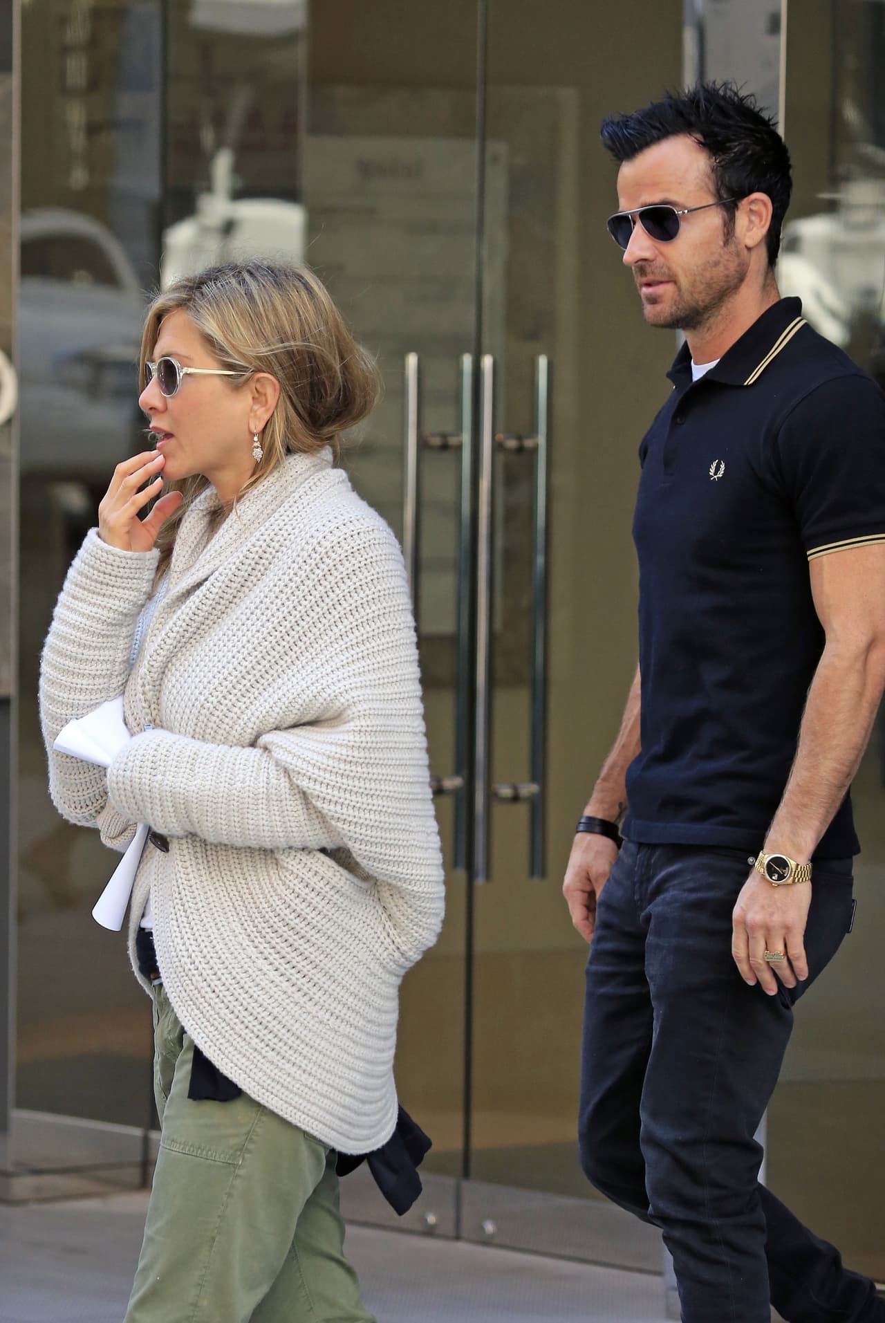 Y que a ella y a Justin Theroux los casó un amigo que tienen en común.