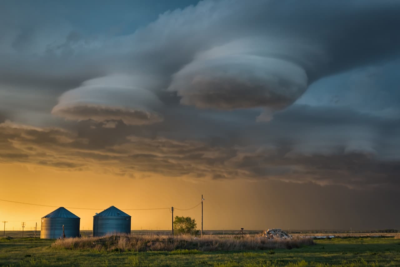 <b>‘Nubes lenticulares como panqueques’</b>
<br>
<br>Sobre esta fotografía finalista, el premio contó que “casi todos los meses de mayo, el autor hace un viaje a los Estados Unidos para perseguir tormentas”. Mientras intentaban alcanzar una tormenta, el autor vió estas peculiares nubes, que aparentaban ser nubes lenticulares. 
<br>
<br>Aunque realmente las formaciones no pertenecen a esta categoría, “son la manifestación visible del aire estable y húmedo que se ve obligado a elevarse”, añadió la Sociedad Real de Meteorología.
<br>