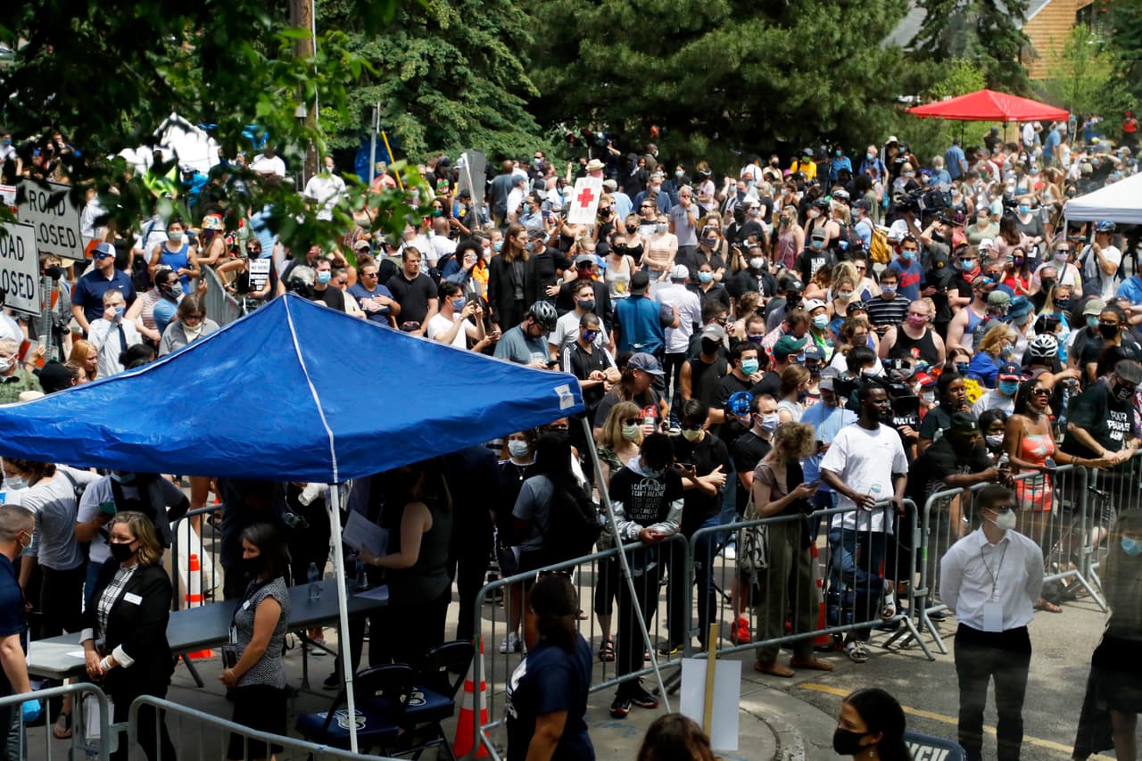 Una multitud frente al templo donde se realiza la ceremonia en la Universidad North Central de Minneapolis. Después de Carolina del Norte los restos de Floyd serán llevados a Houston, donde creció y vivió gran parte de su vida.
