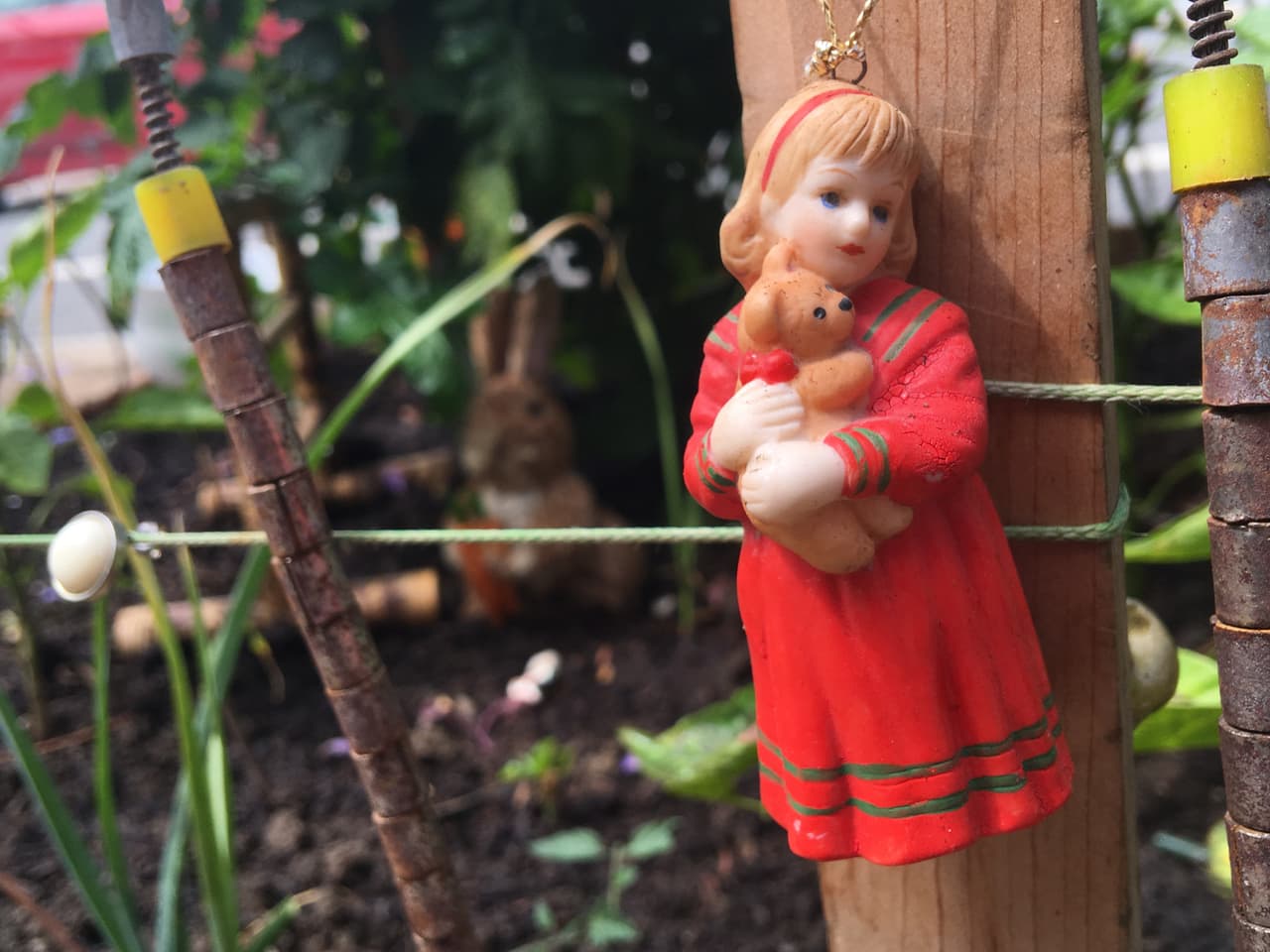 Pequeñas imágenes adornan la valla que demarca la huerta.