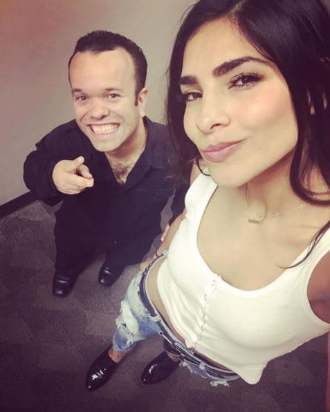 Y por supuesto no podía faltar una foto con nuestro querido Carlitos ‘el productor’, quien le tiene un cariño enorme a Ale ya que ha sido testigo de su crecimiento profesional en Univision.
<br>