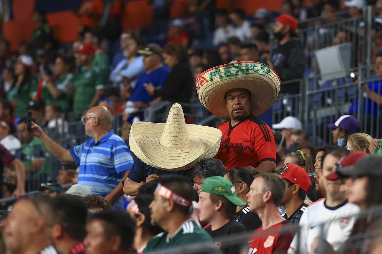 Mexicanos y costarricenses apoyan a sus selecciones en el duelo de semifinales entre el Tri y los Ticos.