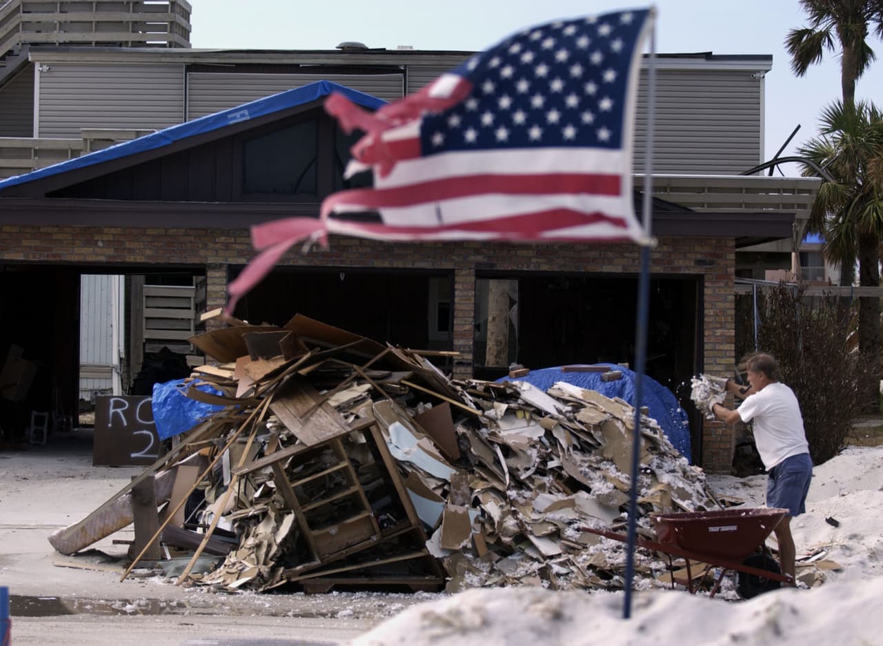 La fuerza del huracán Iván dejó un saldo de 92 muertes a su paso por el Caribe y EEUU. La tormenta, que llegó a convertirse en huracán de categoría 5, alcanzó una intensidad "sin precedentes" en bajas latitudes, según la Administración Nacional de Océanos y Atmósfera de EE.UU. (NOAA) . La mayor parte de las víctimas mortales se produjeron en Granada (39), seguido de EEUU (25) , Jamaica (17), República Dominicana (4), Venezuela (3), las Islas Caimán (2), Tobago (1) y Barbados (1). En la imagen, un hombre apila escombros en Pensacola Beach (Florida).
