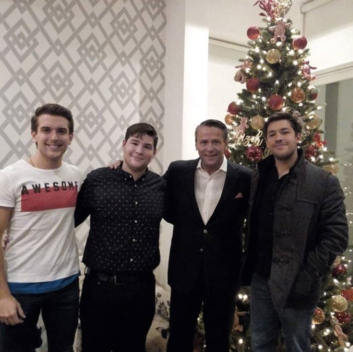 Desde el mes de abril, el actor ha externado sus intenciones de acercarse a sus tres hijos varones: Diego (29 años), Alex (25) y Sebastián (23). Esto luego de casi dos años de distanciamiento y después de haberlos desconocido diciendo que "no llevan su sangre".