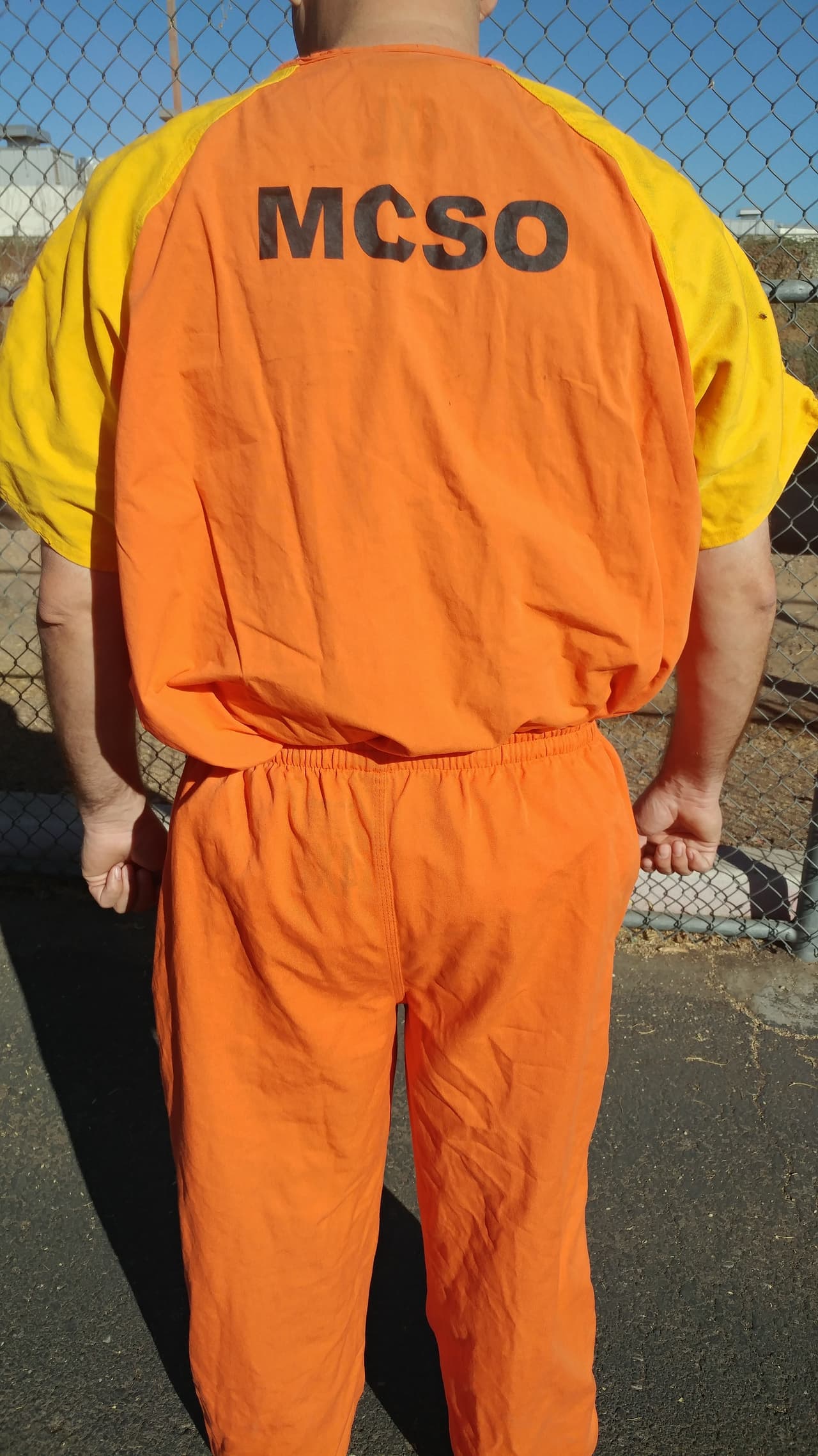 Uniformes usados por los menores detenidos en la cárcel del condado Maricopa.