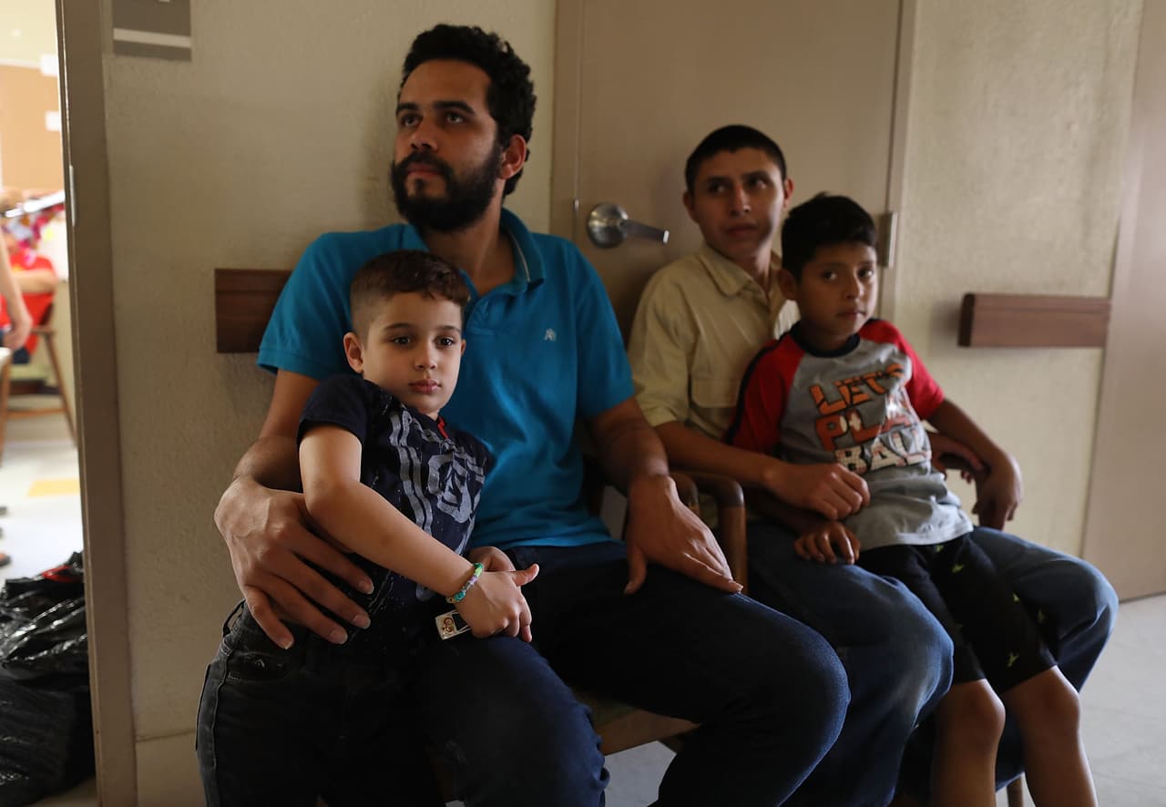 Welton, y su hijo Ícaro, de cinco años, son originarios de Brasil. A su lado derecho Arelio y su hijo Edwin, de ocho años, provenientes de Guatemala. Se reunificaron el 19 de julio de 2018.