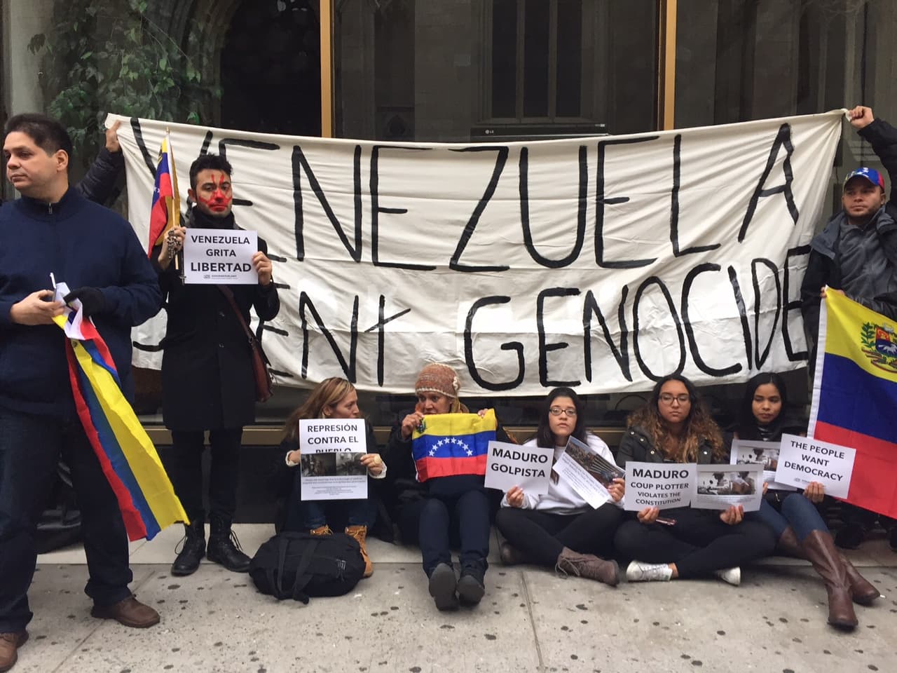 Venezolanos en Nueva York se reúnen frente al consulado de su país para protestar en contra de Maduro