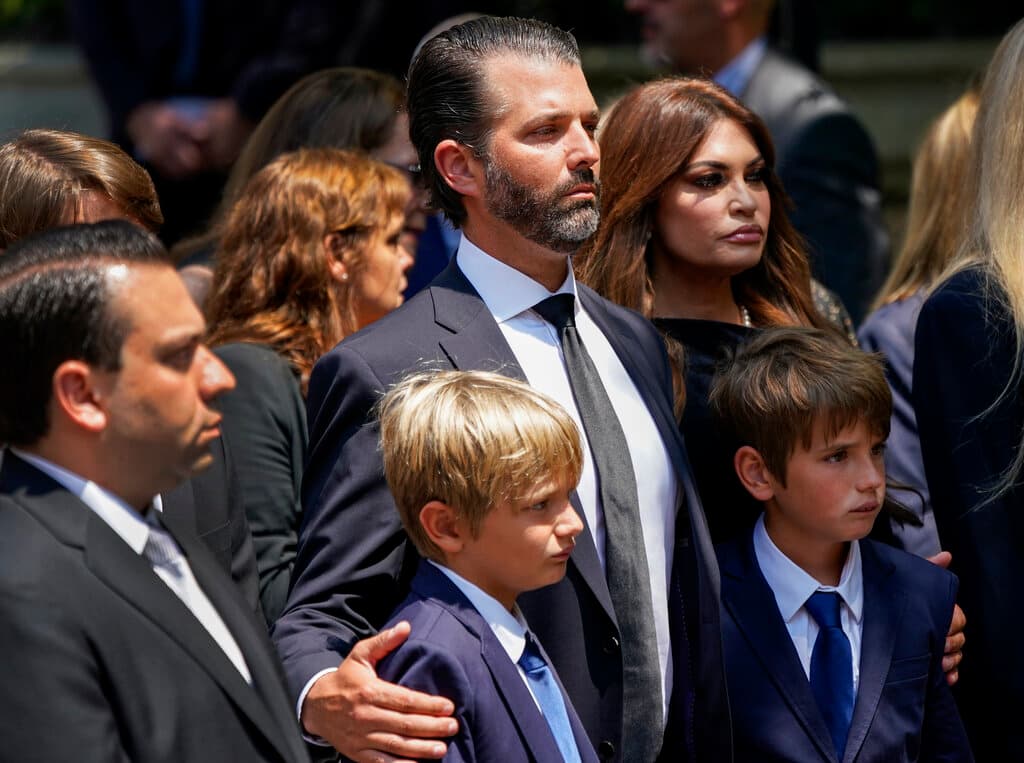 En la imagen, Donald Trump Jr. observa con dos de sus hijos el ataúd de su madre, Ivana Trump.