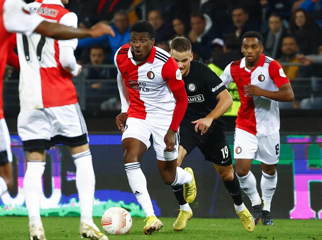 El Manchester United venció 3-0 al Sheriff, el Feyenoord cayó 1-0 con minutos de Santiago Giménez ante el Sturm y la Roma derrotó al Helsinki en la penúltima jornada de la Fase de Grupos de la UEFA Europa League.