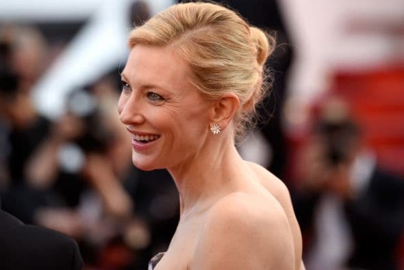 La elegante y distinguida actriz está orgullosa de las líneas que enmarcan sus facciones.