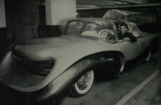 El padre Alfred A. Juliano de la diócesis del espíritu santo de Brandford, Connecticut a bordo de su creación, el Aurora 1957.