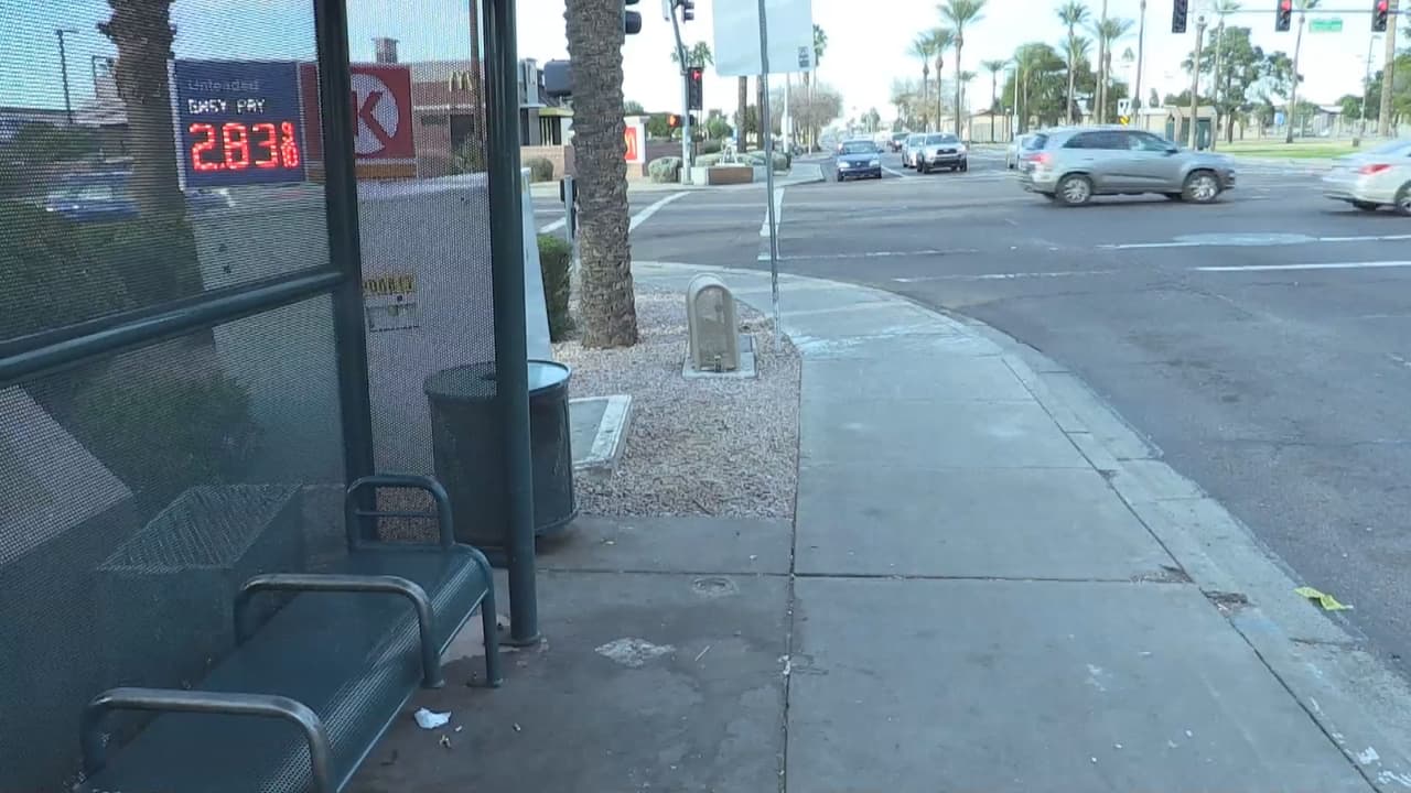 Hombre muere en parada de autobús 