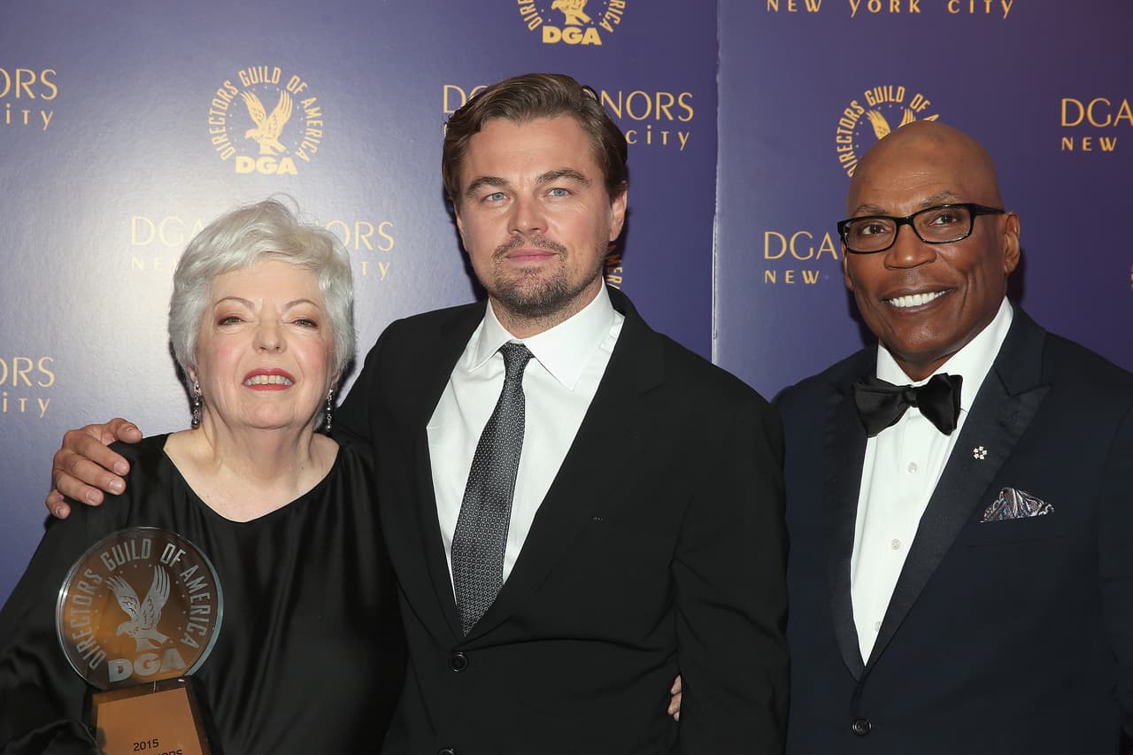 DiCaprio entre la festejada y el co-director del gremio.