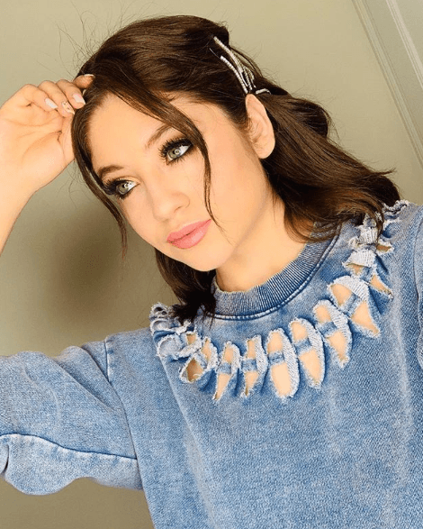 La actriz y cantante está confirmada para 
<a href="https://www.univision.com/shows/premios-juventud/juanpa-zurita-karol-sevilla-tainy-y-mas-famosos-que-se-suman-a-la-lista-de-presentadores-de-premios-juventud-2019-fotos" target="_blank">ser presentadora de la ‘Fiesta del Verano’,</a> labor que compartirá con famosos como Juanpa Zurita, ARISTEMO, Michelle Renaud y Eugenio Derbez.