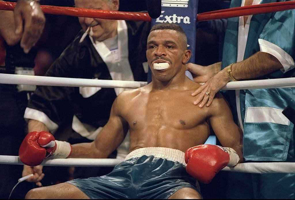 Chávez sufrió con el jab del estadounidense y en el decimoprimer asalto, el mexicano fue derribado.