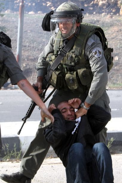 Imágenes difundidas en el marco de la ofensiva militar israelí "Pilar Defensivo", que entró el sábado en su cuarta jornada, muestran decenas de vehículos blindados apostados en las inmediaciones de la frontera con la franja y a las soldados aparentemente descansando en previsión de su inminente entrada en combate.