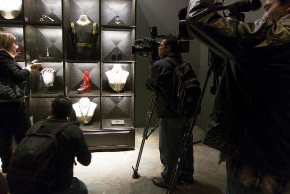 Una bota roja delicadamente pintada con motivos chinos en la prótesis que Kahlo utilizó cuando le amputaron la pierna, y dispuesta entre otros pares de elegantes zapatos, habla por sí sola del estilo con el que la artista vivió a pesar del sufrimiento físico.