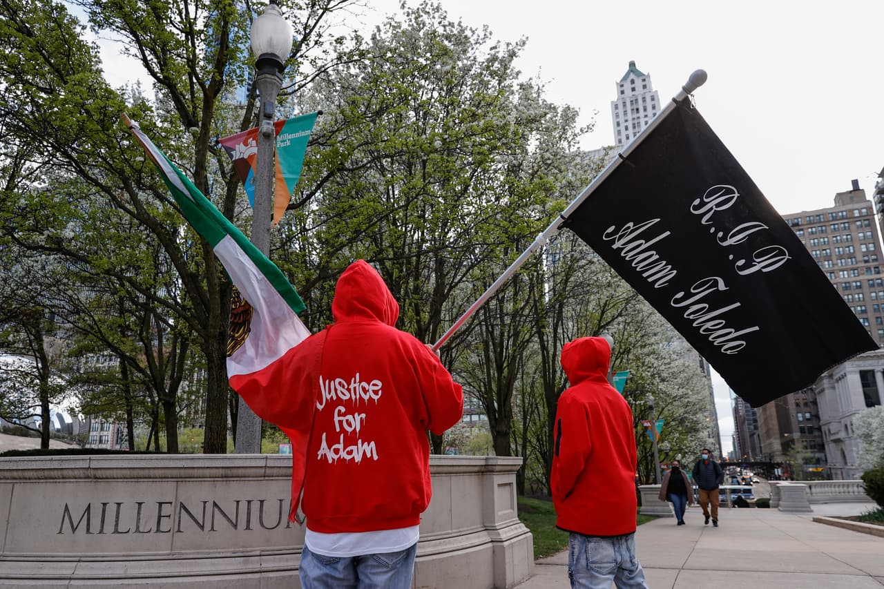 <b>Protestas: </b>Varias personas se han unido a las manifestaciones que se han llevado a cabo en Chicago tras que salieran a la luz pública los videos de la policía donde se ve la forma en que 
<b><a href="https://www.univision.com/local/chicago-wgbo/es-un-asesinato-de-un-menor-de-edad-abogada-de-la-familia-de-adam-toledo-que-murio-a-manos-de-un-policia-video">Adam Toledo, de 13 años de edad, murió al ser disparado en el pecho por un agente de la fuerza pública. </a></b>