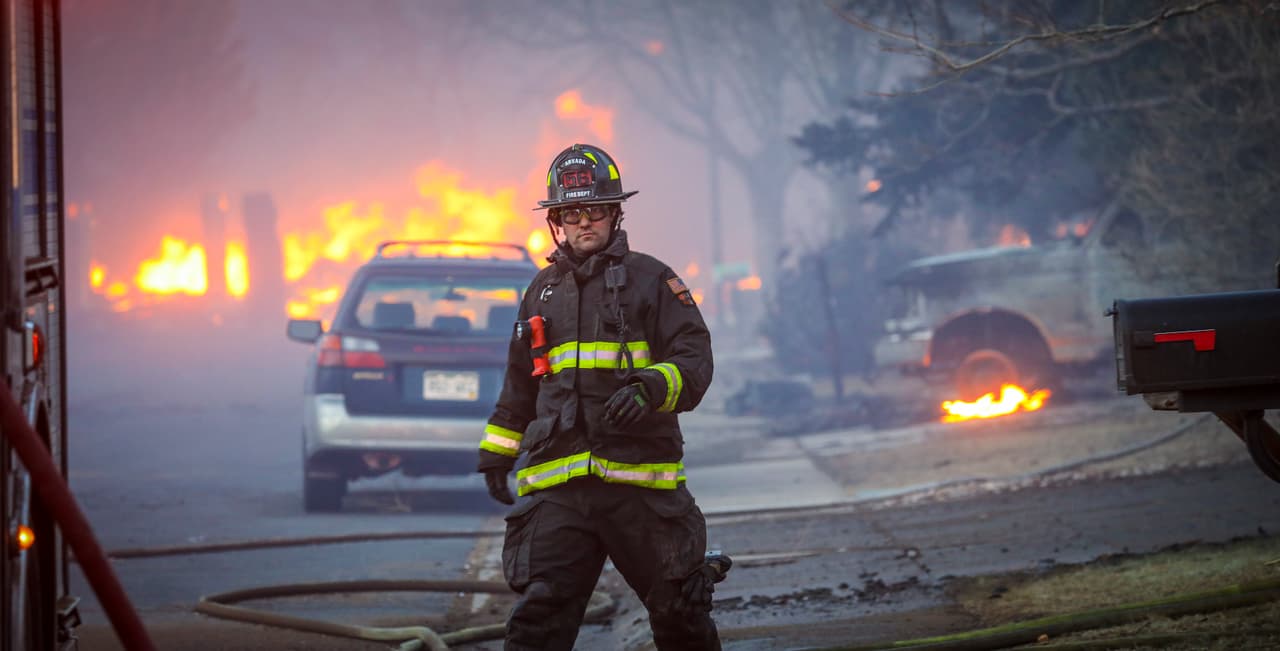 Varios incendios comenzaron en el área el jueves, al menos algunos provocados por cables eléctricos caídos. Front Range, donde vive la mayor parte de la población del estado, tuvo un 
<a href="https://www.univision.com/noticias/medio-ambiente/onu-informe-calentamiento-global-2021-desastres-naturales">otoño extremadamente seco y suave</a>, y el invierno hasta ahora ha seguido siendo mayormente seco.
<br>Se ordenó la evacuación de la ciudad de Louisville, que tiene una población de aproximadamente 21,000 habitantes, después de que se ordenó a los residentes de Superior, que tiene 13,000 habitantes, que desalojaran sus casas.