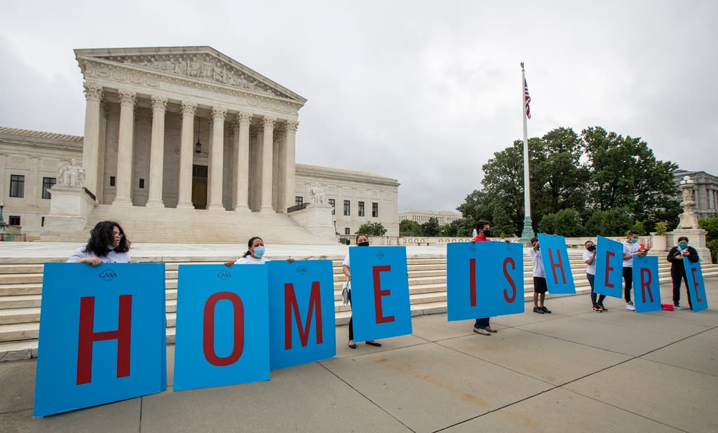 Por qué el gobierno está aceptando nuevas solicitudes de DACA pese al fallo en contra 