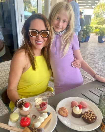 La hermosa conductora también ha aprovechado esta estación para convivir fuera de casa con la hija de su prometido y qué mejor que disfrutar de un delicioso helado para refrescarse de las altas temperaturas.