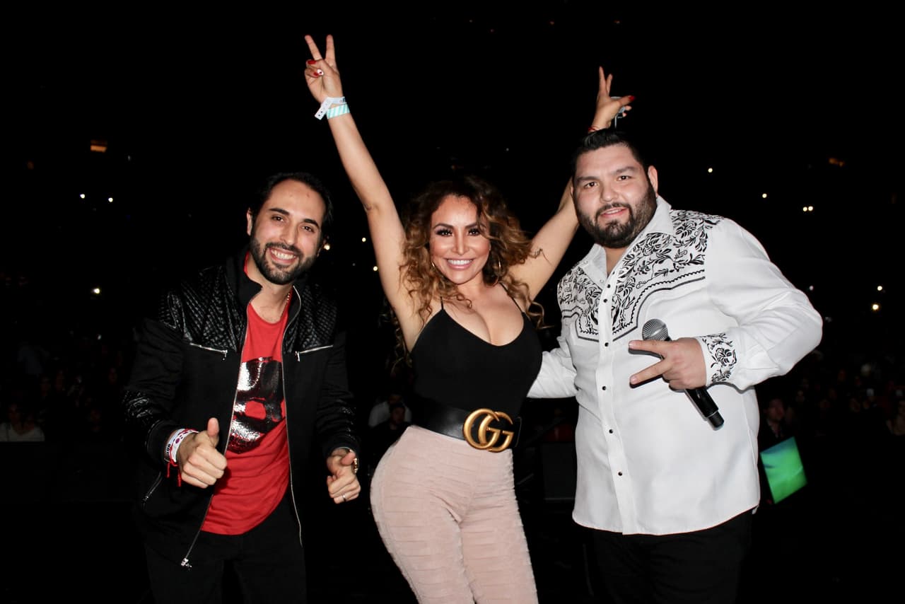 Asombrosamente, el trio de locutores terminaron la noche como la empezaron, con una sonrisa enorme.
<br>