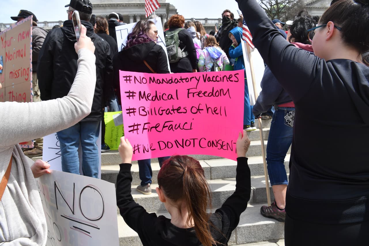 Los funcionarios de salud han advertido que levantar las restricciones demasiado pronto sería peligroso.