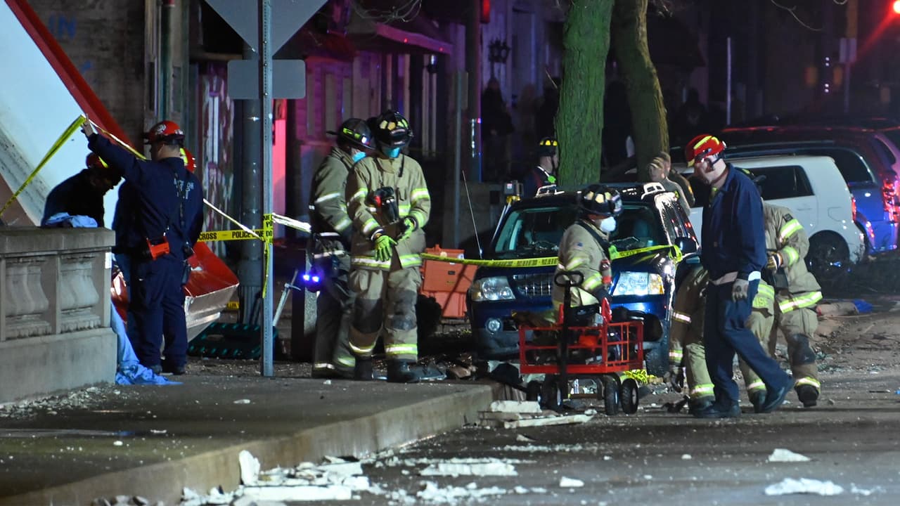 De acuerdo con algunos testimonios en redes sociales, en un momento se percibió el paso de 
<b>una tormenta, que habría ocasionado el colapso del techo</b> sobre los asistentes a un concierto de heavy metal.
<br>