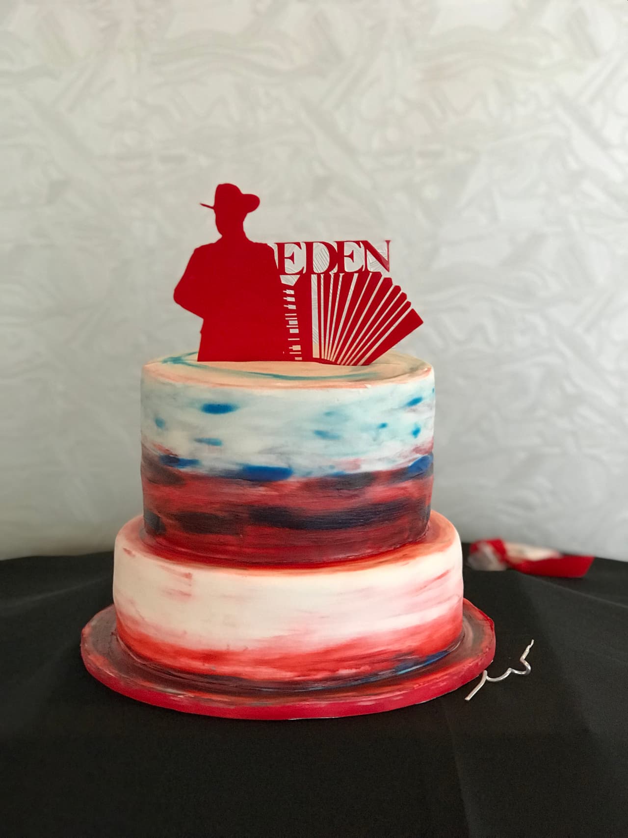 El cumpleañero, Edén, también recibió un pastel muy original.