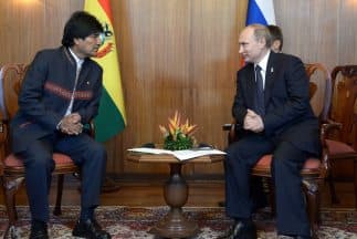 El presidente ruso, Vladimir Putin, habla con el presidente boliviano, Evo Morales.