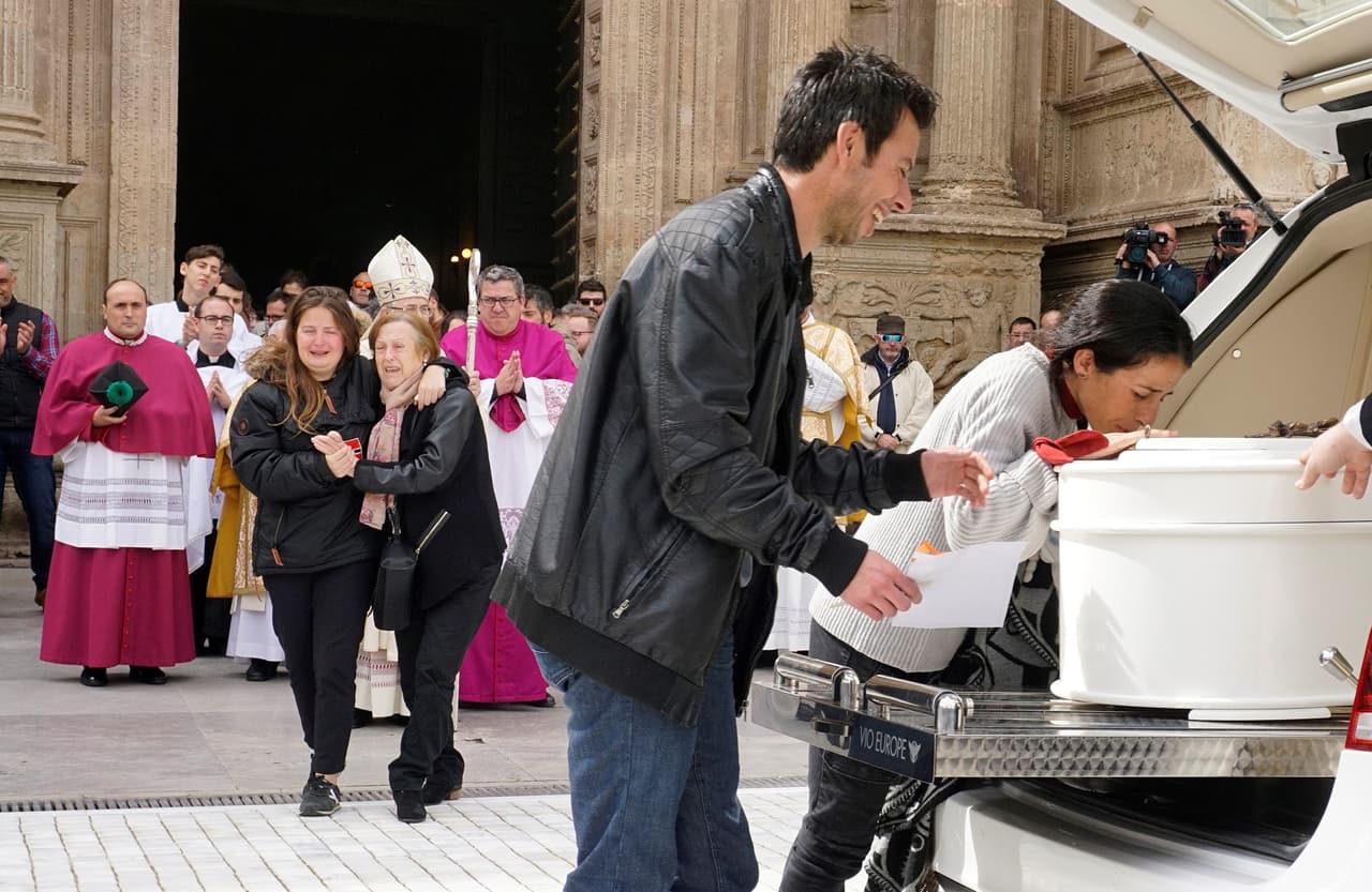 Una despedida llena de dolor y cariño. Los padres de Gabriel Cruz besan el féretro del niño a la salida de la Catedral de Almería, donde se celebró el funeral por el pequeño de 8 años que murió estrangulado el mismo día de su desaparición. Centenares de autoridades y miles de vecinos acompañaron a la familia.