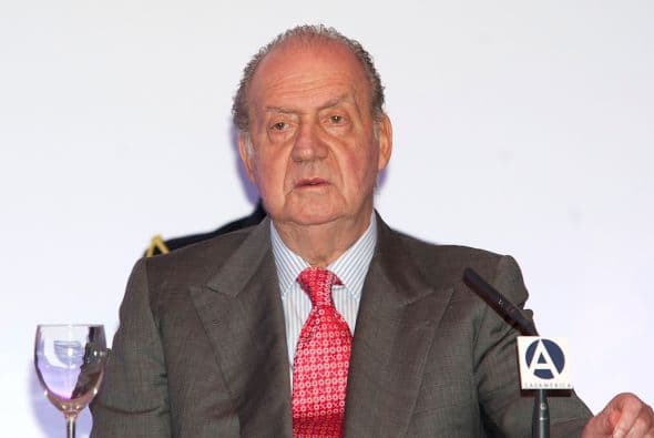 Aunque su origen no es hispano, representa una corona hispana. Abdicó a favor de su hijo, el príncipe Felipe.