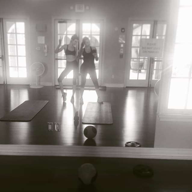 Y sus hermanas la apoyan entrenando con ella.