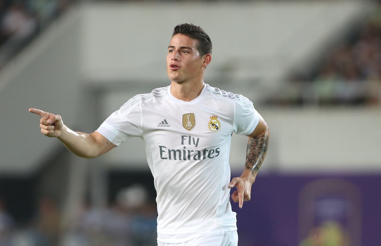 Aficionado interrumpe partido de Real Madrid para tomarse una selfie con James