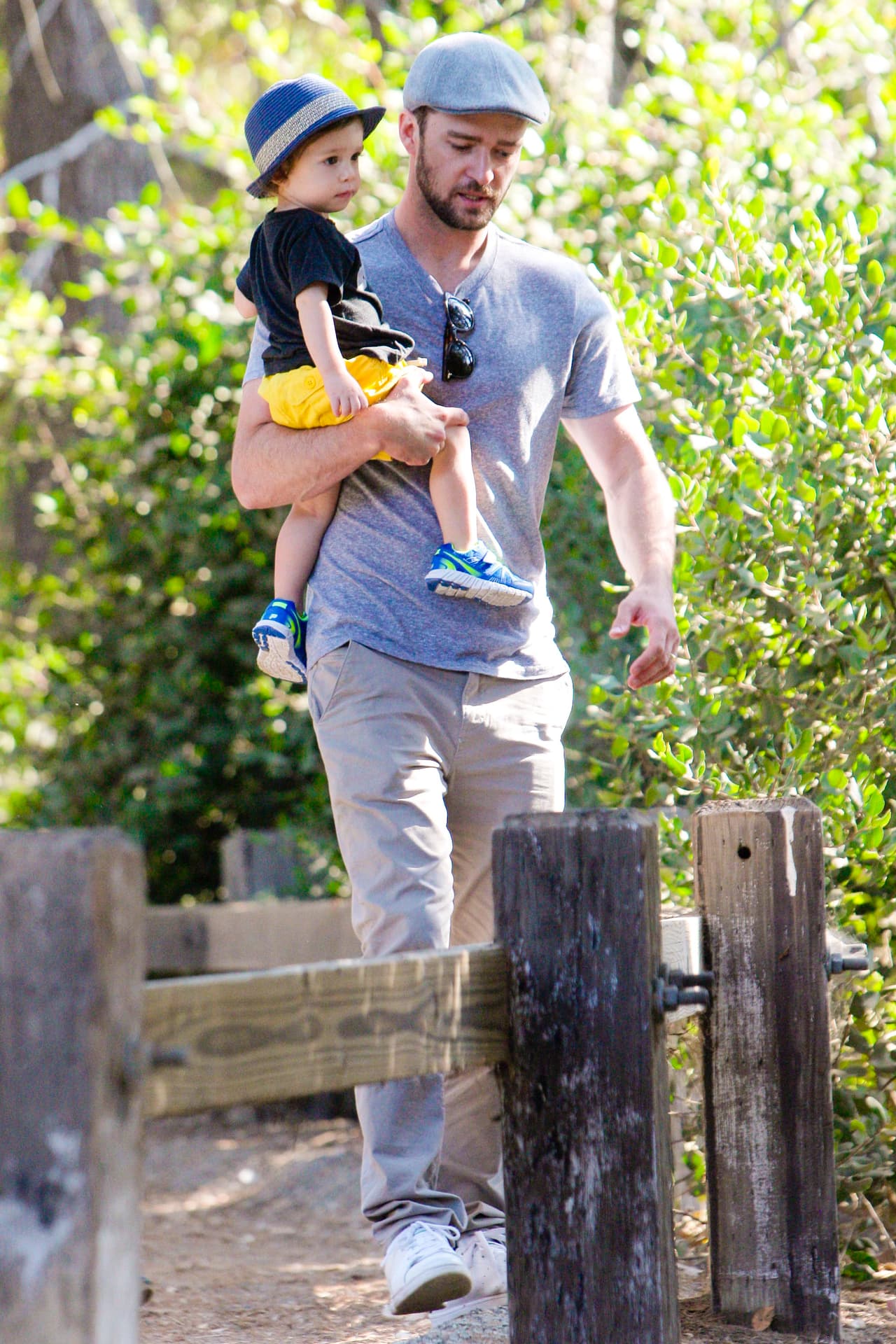 Pero decidió ignorar a los fotógrafos y seguir con su caminata.