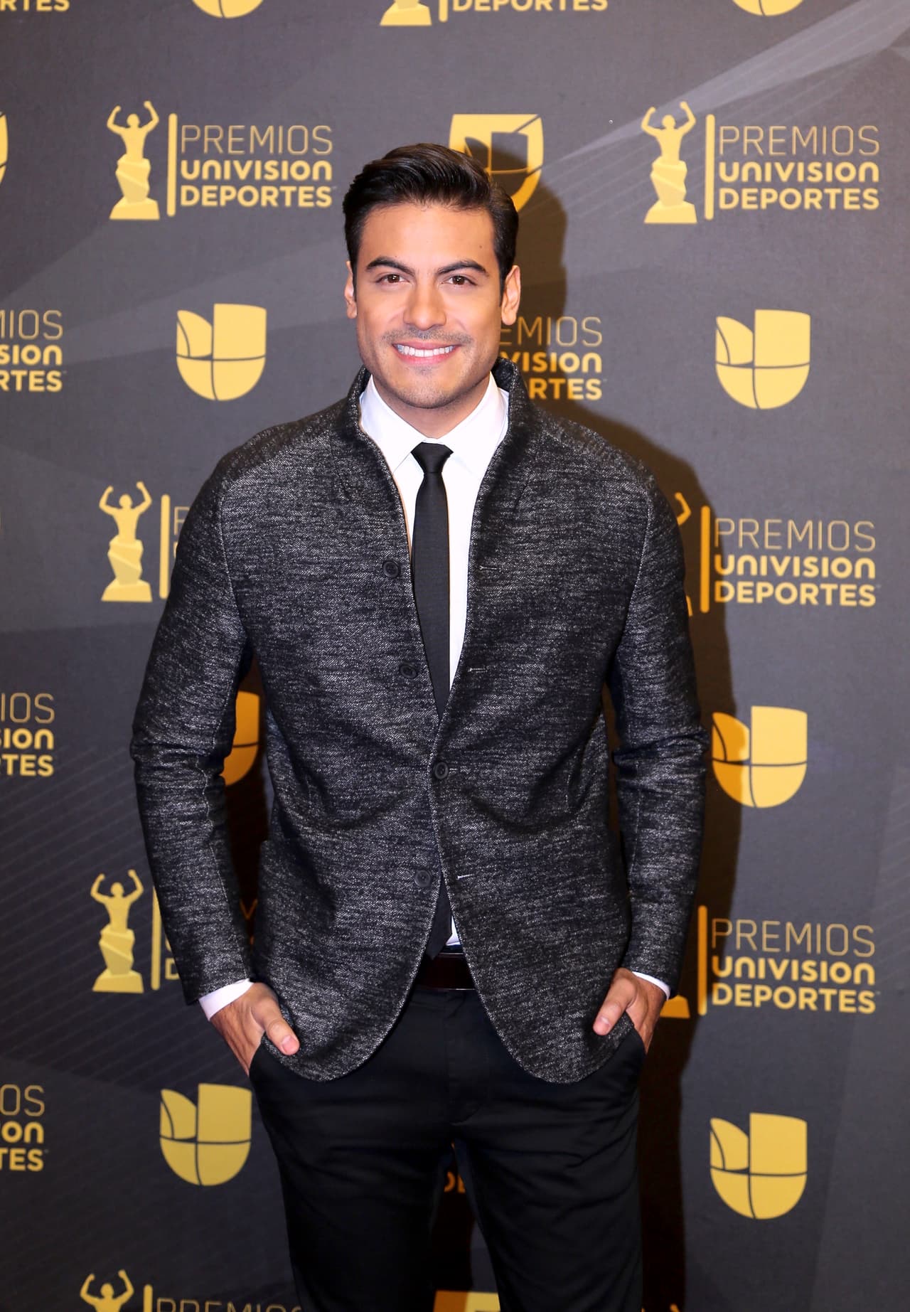 “Creo que todos los que tenemos esa fortuna de gozar de salud, de que todo esté bien, pues poder regresar de alguna manera eso a la vida”, agregó el cantante tras su actuación.