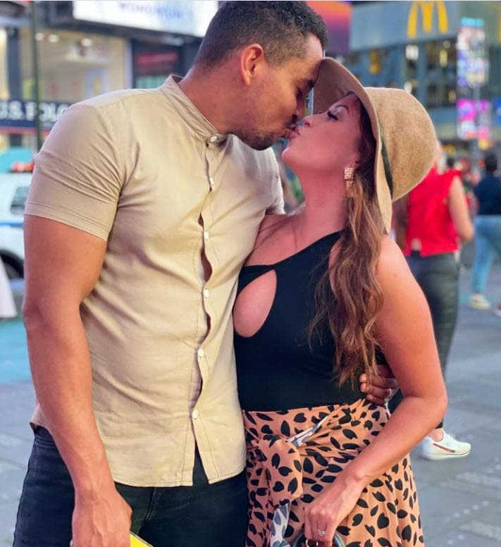 Y es que tras oficializar su noviazgo a finales de septiembre de 2019, ambos
<b><a href="https://www.univision.com/shows/enamorandonos/enamorandonos-encasa-a-daniela-y-darwin-nada-los-ha-podido-separar-y-asi-continua-su-romance-video"> tuvieron que separarse geográficamente </a></b>ante el inicio de la pandemia de covid-19. Ella se quedó en Atlanta, Georgia, mientras que él en Nueva York. Pero pese a la distancia, su romance continuó.
<br>