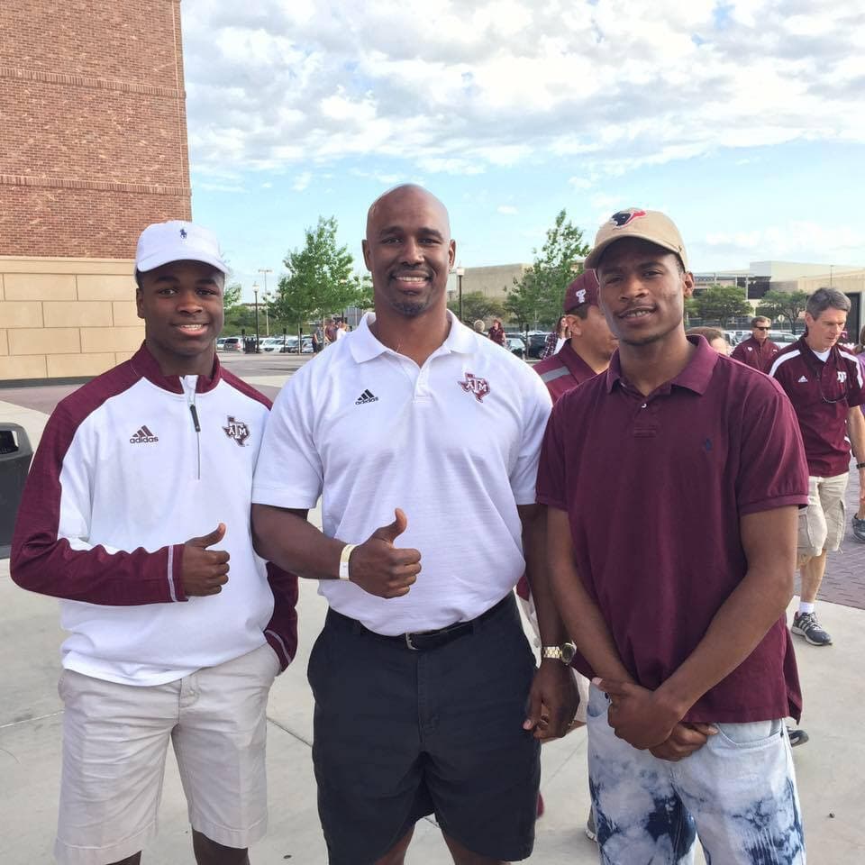 Antonio Armstrong es un jugador retirado de la liga profesional de futbol americano, quien es propietario de un gimnasio en Houston.