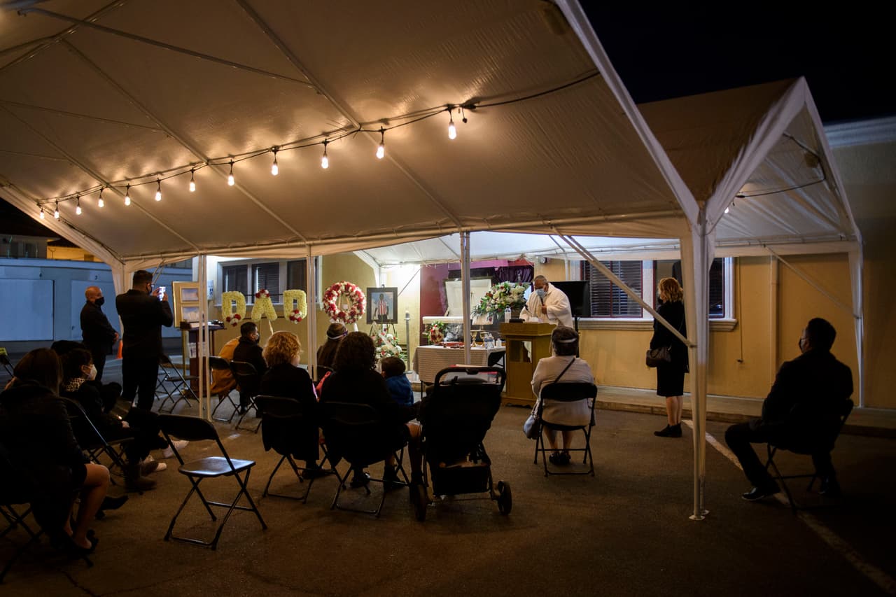Un velorio en el estacionamiento de la funeraria Continental Funeral Home en el Este de Los Ángeles, en California.