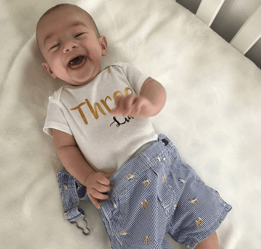 Esta foto es toda una ternura, las risitas de Liam tienen enamorada a su mamá.