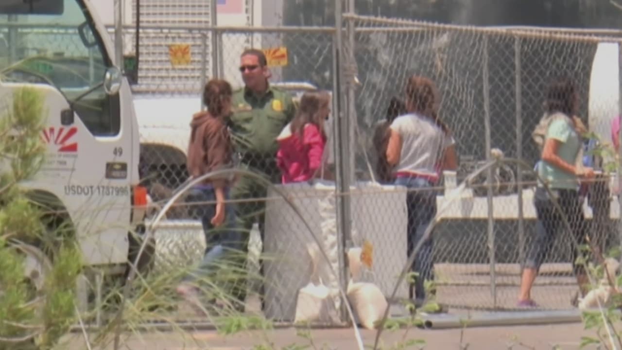 Juez federal ordena regresar a EEUU a familias deportadas bajo engaños