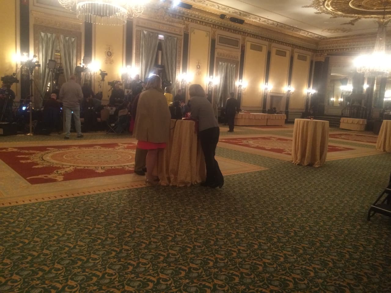 El salón en el Palmer House lució casi vacío y por varias horas los únicos presentes eran los miembros de los medios de comunicación.