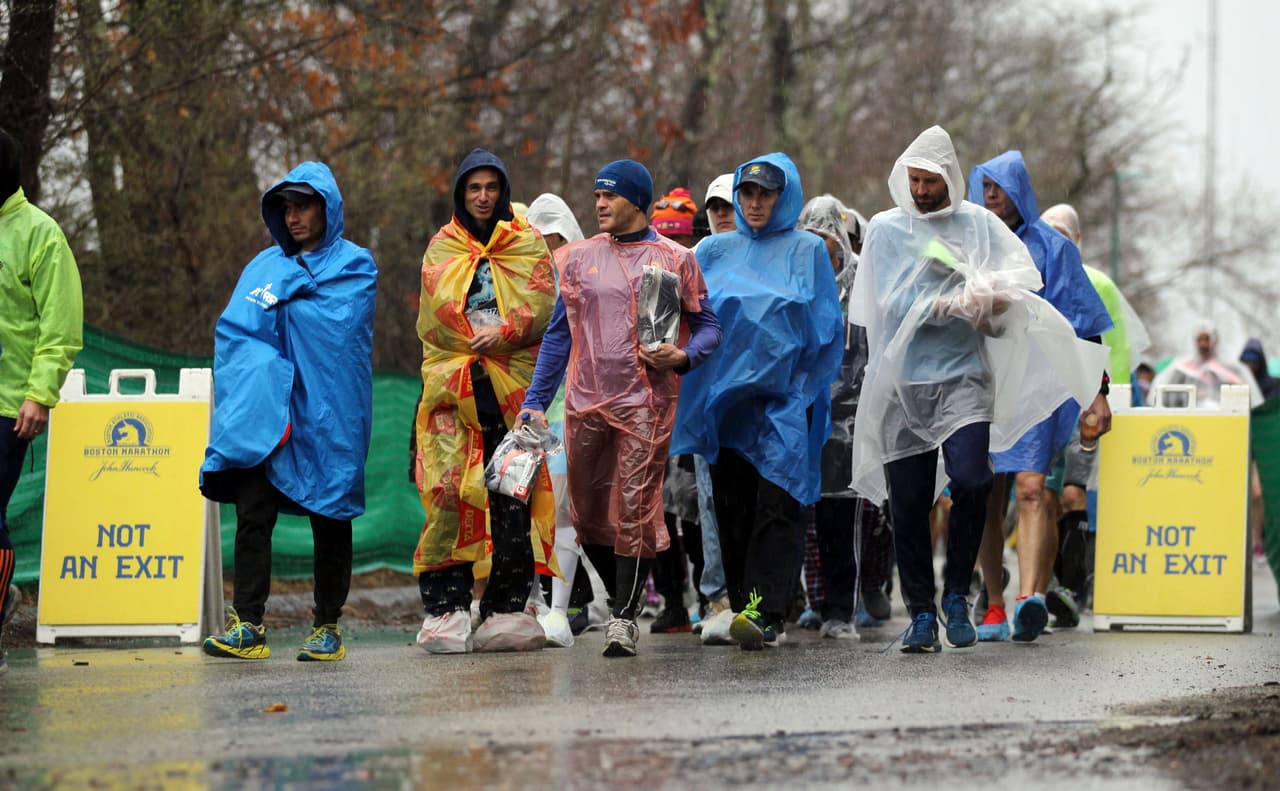 La lluvia fue una inesperada invitada en el Maratón de Boston y obligó a la espera de los participantes en una jornada en la que la seguridad previa estuvo a tope para ofrecer garantías.