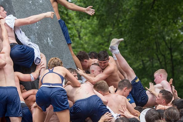 Miles de espectadores siguieron el espectáculo en línea, y cientos de personas en vivo apoyando a los jóvenes quienes en algunas ocasiones caían por lo resbaladizo del monumento.