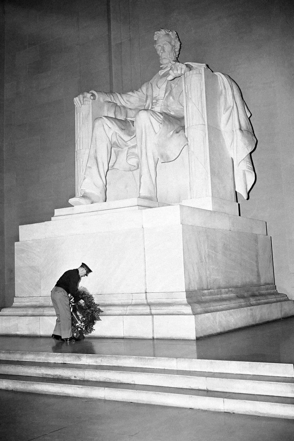 Fue erigido en honor al presidente 16 de los Estados Unidos, Abraham Lincoln, quien abolió la esclavitud en el país a mediados del sihlo XIX.