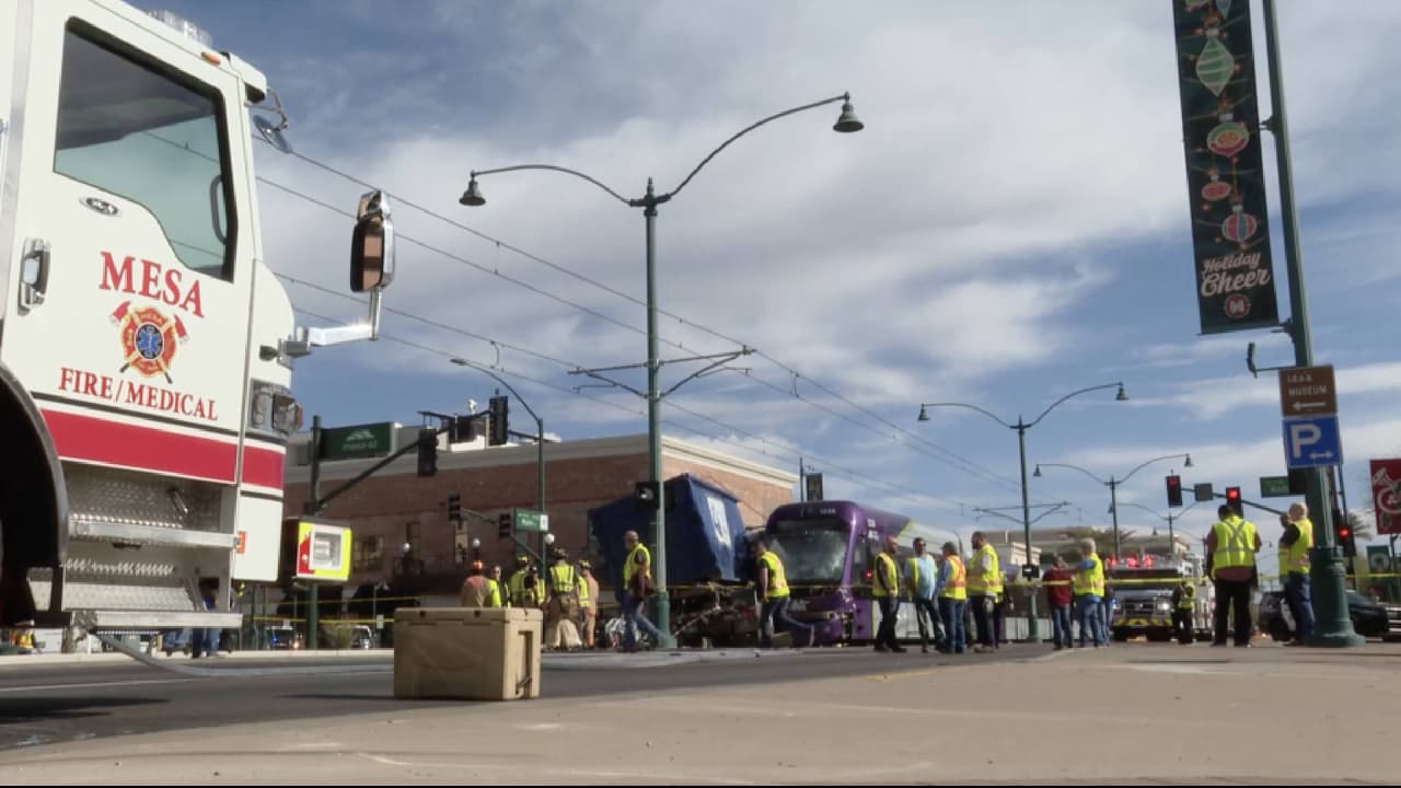 Debido al fuerte impacto el operador del tren ligero fue trasladado al hospital como medida de precaución, pero no presenta heridas importantes. Ningún pasajero resultó lesionado.