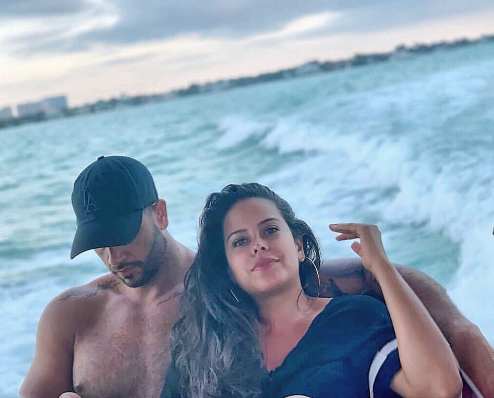 Su esposa también recibió una tierna dedicatoria, y no solo por ser mamá, también por su aniversario de bodas: "Así la pasamos desde el día 1 y desde que le sumamos los pañales, los teteros y las responsabilidades lo rico se convirtió en mágico. Gracias bebe. You are doing great! Te amo".