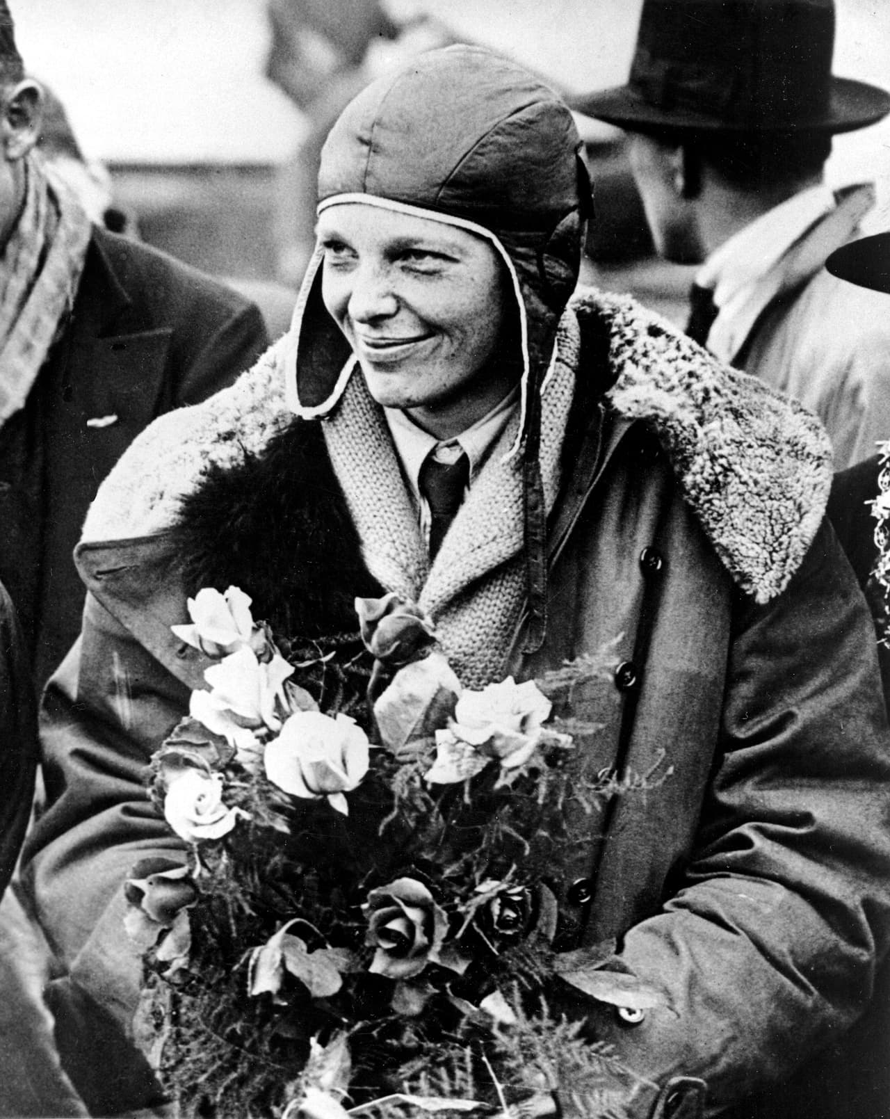 Earhart es considerada una pionera y una de las grandes aviadoras de la historia. Fue la primera mujer en cruzar sola el Atlántico. En la imagen, Amelia Earhart en su llegada a Southampton, Inglaterra, después de su vuelo transatlántico el 26 de junio de 1928. La primera mujer en volar a través del Atlántico.
<br>